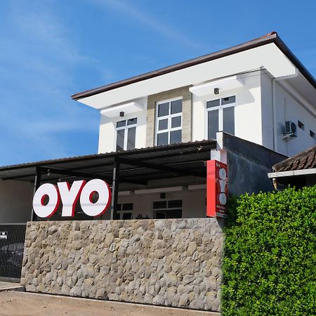Super Oyo 995 Alice'S Homestay Syariah Jember Bagian luar foto