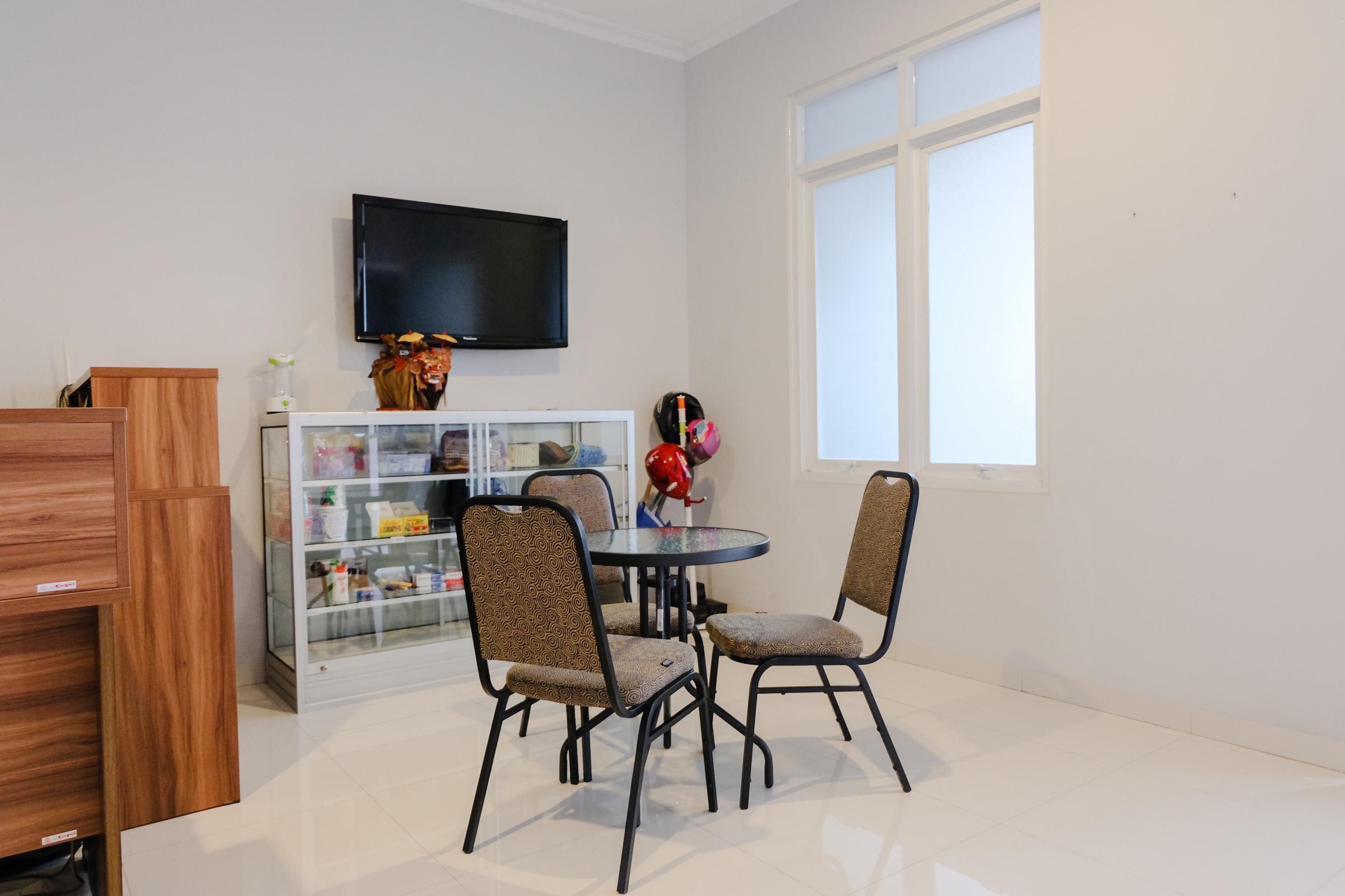Super Oyo 995 Alice'S Homestay Syariah Jember Bagian luar foto